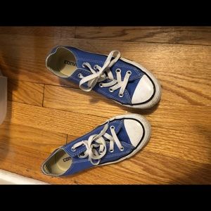 Blue low top converse